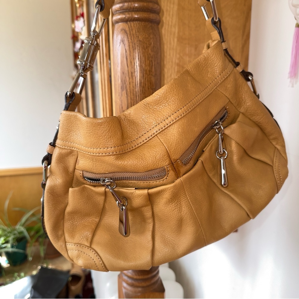 B Makowsky genuine leather lady’s bag purse dust bag is included